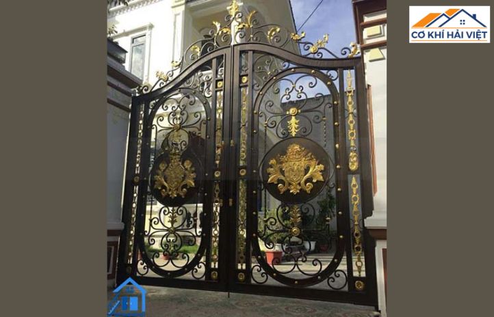 Bộ cổng sắt cổ điển màu đen mạ đồng, họa tiết hoa lá uốn lượn mềm mại, tạo cảm giác uy nghi