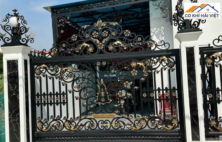 Cổng màu đen, họa tiết hình học trừu tượng cắt sắc nét, mang lại phong cách hiện đại