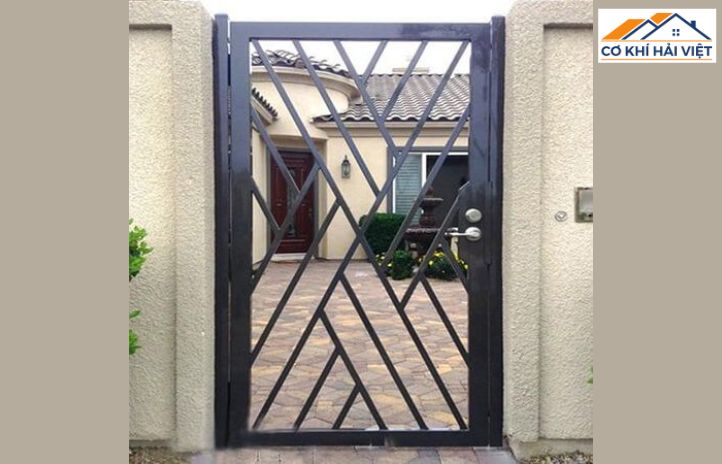 Cổng sắt 1 cánh nhỏ gọn, sơn màu đen nhám, phù hợp cho nhà phố diện tích hẹp