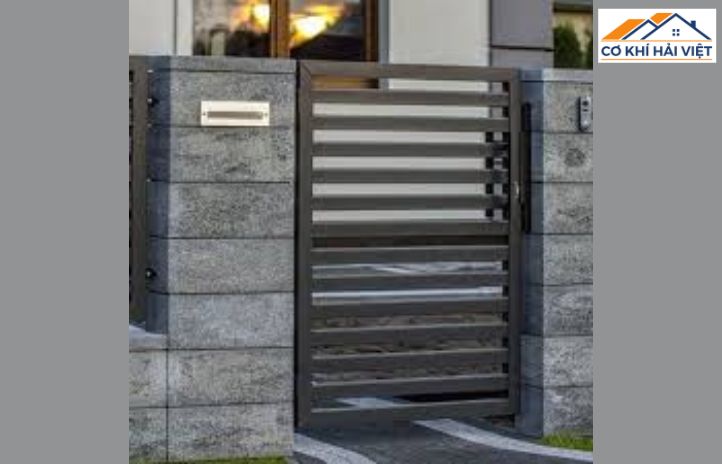 Thiết kế thanh ngang chắc chắn giúp cửa thêm mạnh mẽ và bền bỉ