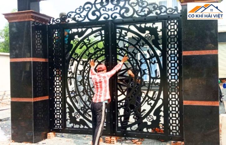 Cổng sắt 2 cánh CNC hoa văn đối xứng mềm mại, tôn lên vẻ đẹp sang trọng của ngôi nhà