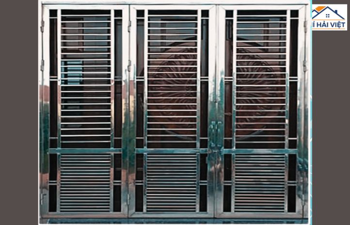 Cổng sắt 3 cánh màu đen, thiết kế thẳng đứng tối giản, phù hợp nhà phố hiện đại