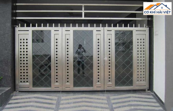 Cổng sắt 3 cánh thiết kế ô thoáng, hoa văn hình học tối giản