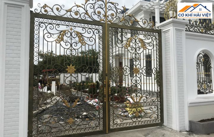 Cổng sắt hoa văn cổ điển đặc trưng hoa văn cầu kỳ, uốn cong tinh xảo