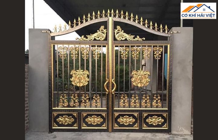 Cổng sắt hoa văn mạ vàng rực rỡ, các chi tiết nổi bật dưới ánh nắng