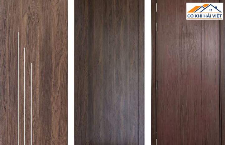 Cửa pano 3 cánh màu nâu giả gỗ, tạo cảm giác ấm cúng và sang trọng