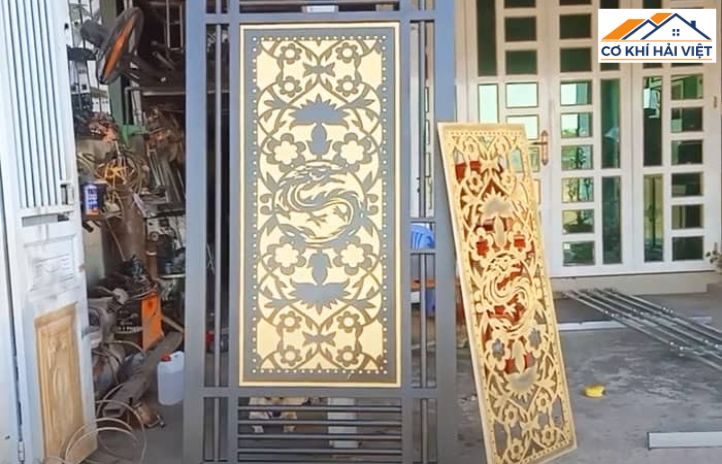 Cửa sắt 1 cánh hoa văn CNC với những đường cắt tinh tế, ánh sáng xuyên qua tạo hiệu ứng nghệ thuật