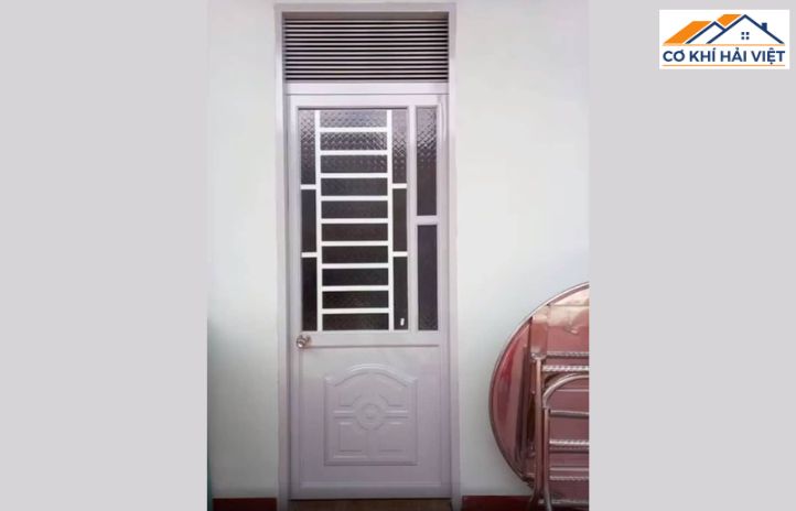 Cửa sắt 1 cánh hoa văn tròn đặc với những đường tròn lặp lại, tạo cảm giác kiên cố và mạnh mẽ