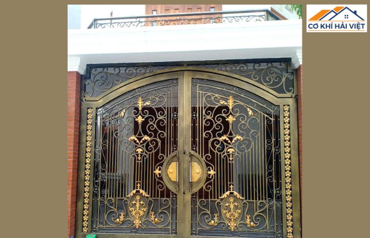 Cửa sắt 2 cánh cổ điển với hoa văn uốn cong cầu kỳ