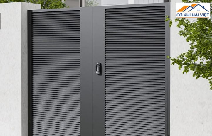 Cửa sắt 2 cánh cổng sân vườn, thiết kế kín đáo, chắc chắn