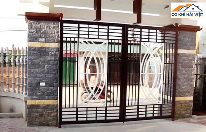 Cửa sắt 2 cánh lớn cho mặt tiền biệt thự, thiết kế họa tiết độc đáo