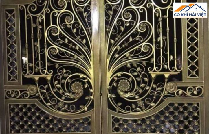 Cửa sắt hoa văn cổ điển mạ vàng, nổi bật vẻ sang trọng của biệt thự