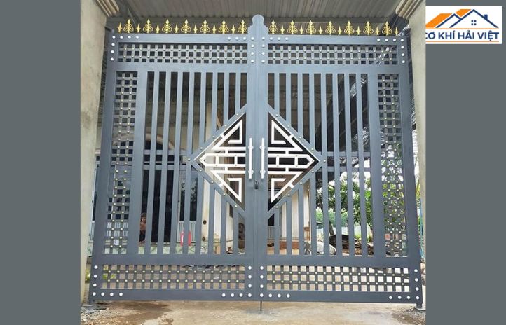 Cửa sắt hộp 2 cánh với đường nét vuông vức, khỏe khoắn