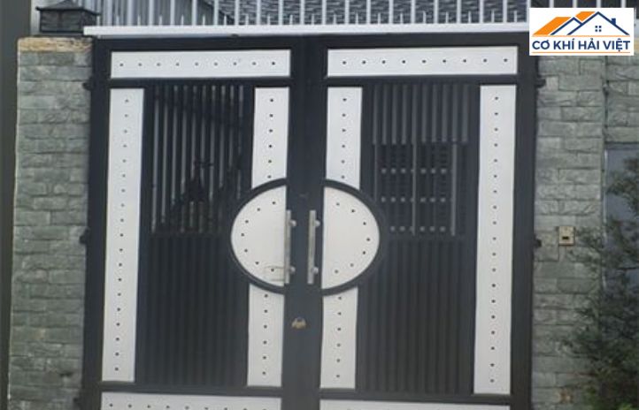 Cửa sắt sơn tĩnh điện màu trắng, hài hòa với không gian trẻ trung