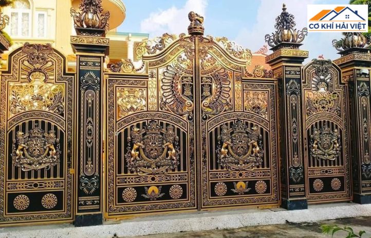 Hoa văn được mạ vàng hoặc mạ đồng, phù hợp công trình cao cấp, lâu đài