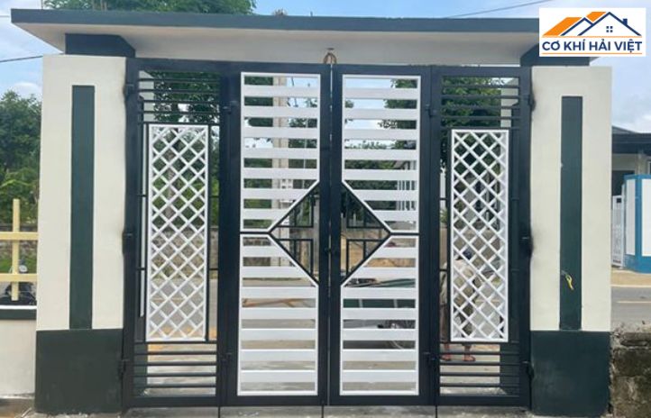 Hoa văn sắt tinh xảo kết hợp kính cường lực, tạo sự thoáng đãng và hiện đại