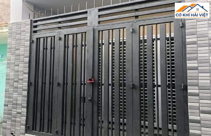 Mẫu cổng sắt hộp vuông, sơn tĩnh điện màu xám ghi, nổi bật sự khỏe khoắn
