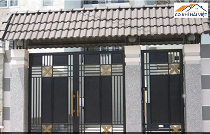 Mẫu cửa pano đen bóng, ô vuông cân đối, phù hợp biệt thự tân cổ điển