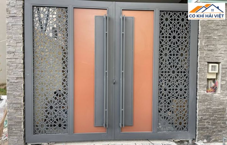 Mẫu cửa sắt 2 cánh CNC hiện đại với họa tiết cắt laser sắc nét