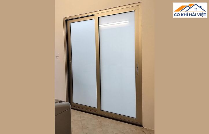 Mẫu cửa sắt kết hợp kính mờ, vừa kín đáo vừa sang trọng