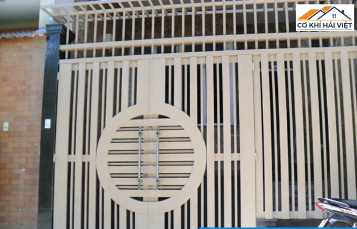 Mẫu cửa trắng thanh dọc mảnh mai, mang lại sự tinh tế và trẻ trung