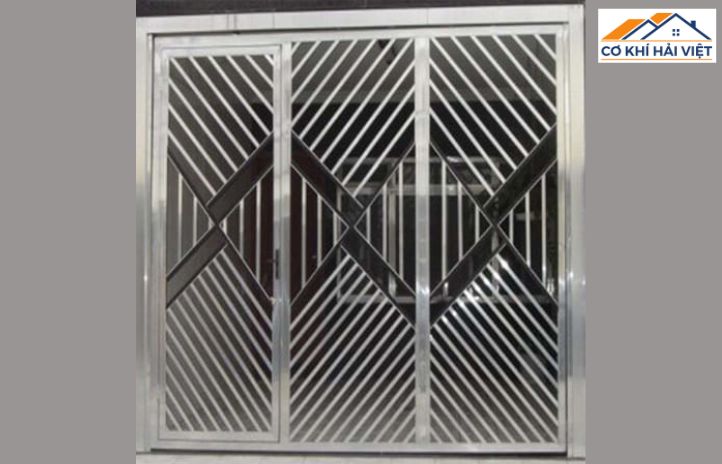 Mẫu cửa xám nhạt, bề mặt nhẵn, kết hợp viền inox tạo điểm nhấn tinh tế