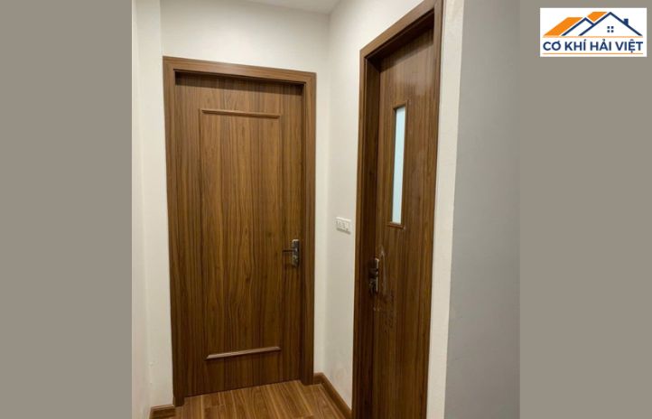 Màu nâu óc chó sang trọng, bề mặt phủ bóng nhẹ, kết hợp tay nắm inox sáng bóng tạo điểm nhấn tinh tế