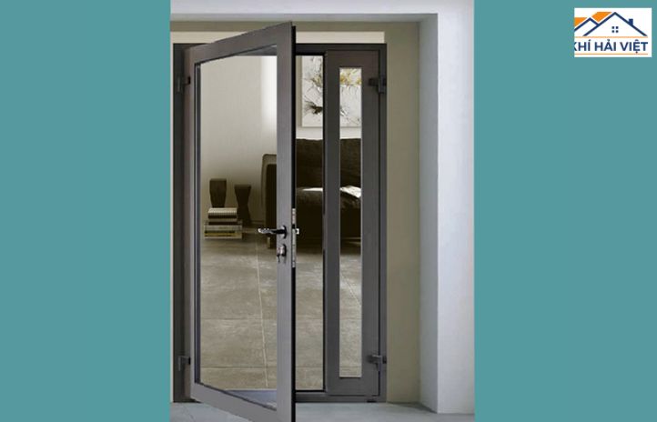 Một bộ cửa sắt 1 cánh kết hợp kính cường lực trong suốt, ánh sáng chiếu vào làm sáng bừng cả căn phòng