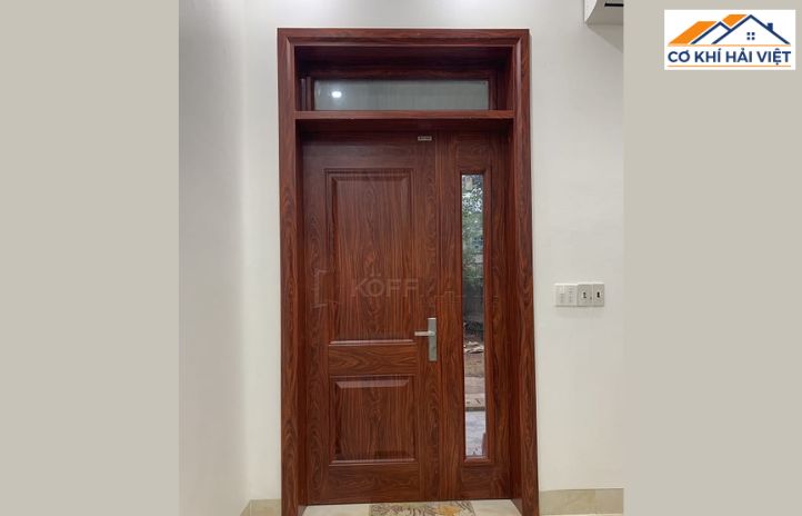 Một cánh cửa sắt giả gỗ đặt ở lối đi chính, nhìn từ xa khó phân biệt với gỗ thật