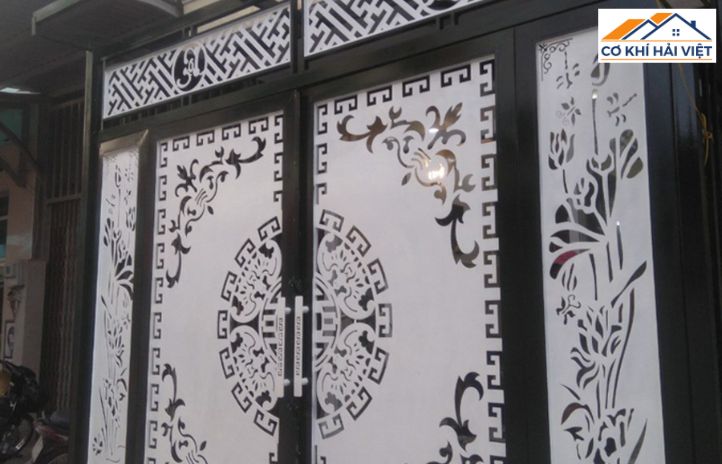 Một mẫu cổng sắt hoa văn kết hợp kính trong suốt, hoa văn uốn lượn thanh mảnh