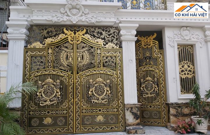 Một mẫu cổng sắt hoa văn tân cổ điển màu đen phối vàng đồng