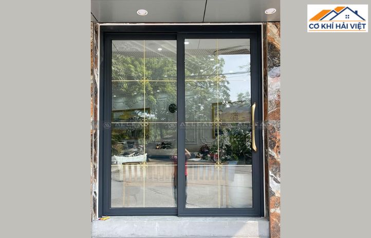 Thiết kế cửa 2 cánh kết hợp kính trong suốt, sang trọng và tinh tế