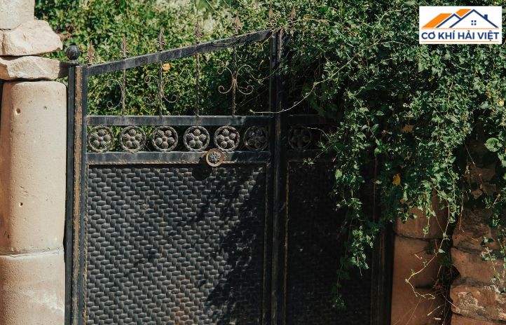 Ưu điểm nổi bật của cổng sắt so với các chất liệu khác