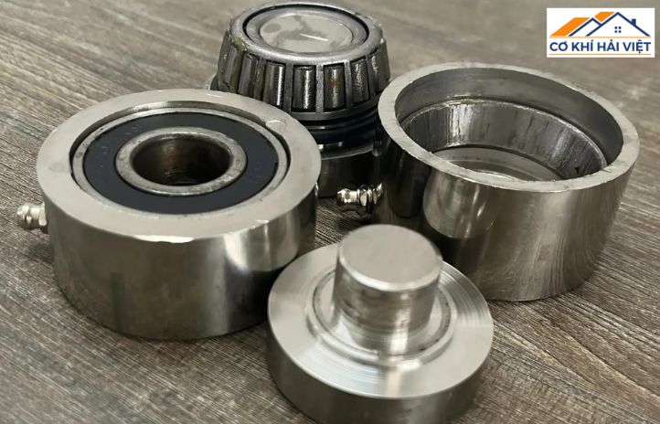 Một chiếc bản lề trụ (bản lề cối) bằng thép dày, chuyên dùng cho cổng sắt nặng