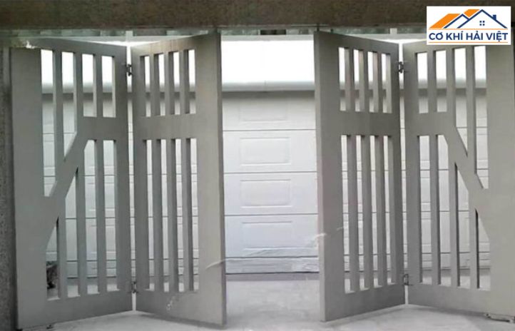 Cận cảnh bề mặt sơn tĩnh điện của cửa lùa sắt