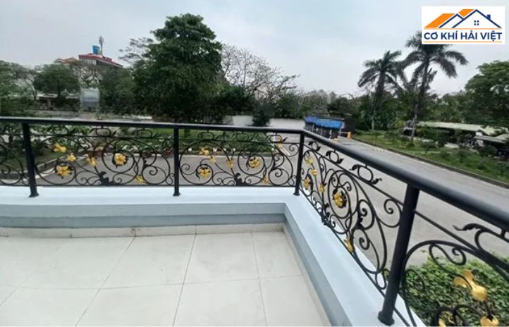Lan can sân thượng sắt nghệ thuật với hoa văn phức tạp cho biệt thự tân cổ điển