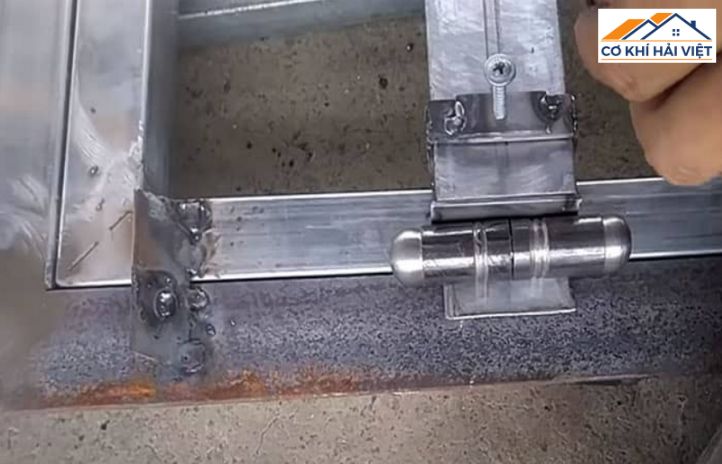 Cấu trúc bên trong với các thanh tăng cứng, bí quyết tạo nên sự vững chãi tuyệt đối cho cánh cửa