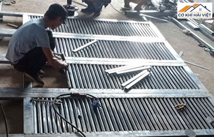 Bộ khung sắt hộp mạ kẽm vững chãi - nền tảng cho một cánh cửa trường tồn cùng thời gian