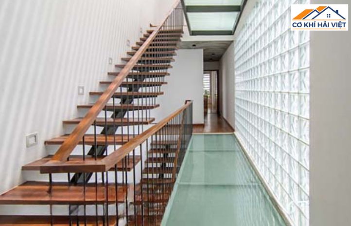 Làm lan can cầu thang sắt kết hợp tay vịn gỗ sồi tạo cảm giác ấm cúng, gần gũi