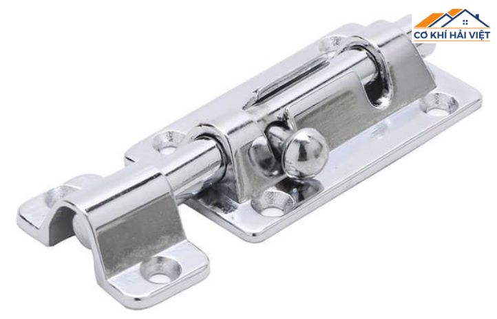 Mẫu chốt cửa sắt ngang bằng sắt đặc, được lắp trên cửa cổng 2 cánh