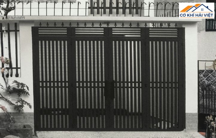 Mẫu sơn cửa sắt màu đen nhám đẹp cho nhà phố hiện đại