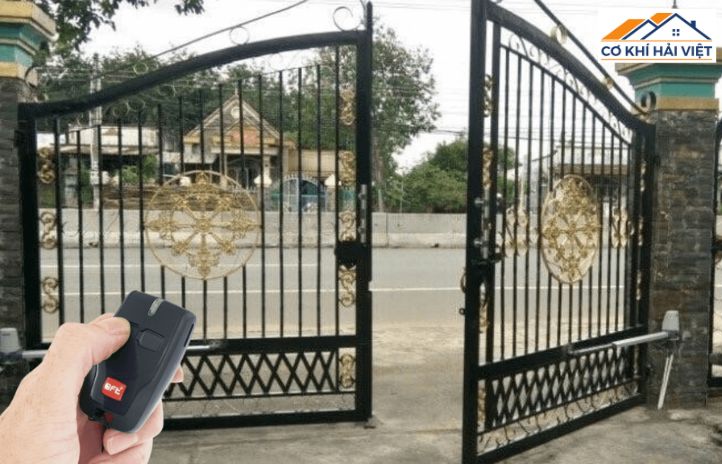 Cửa cổng sắt 2 cánh được tích hợp motor điều khiển từ xa