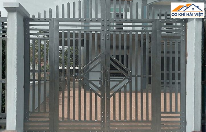 Mẫu cửa cổng sắt 4 cánh đẹp cho biệt thự do Cơ khí Hải Việt thiết kế và thi công