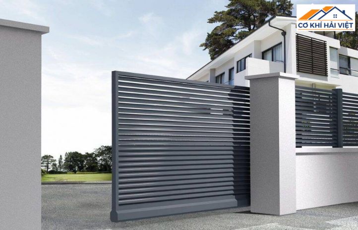 Mẫu cửa lùa sắt 1 cánh sơn đen cho lối đi hông nhà