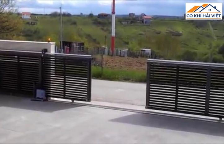 Mẫu cửa lùa sắt 2 cánh trượt về hai phía cho cổng nhà