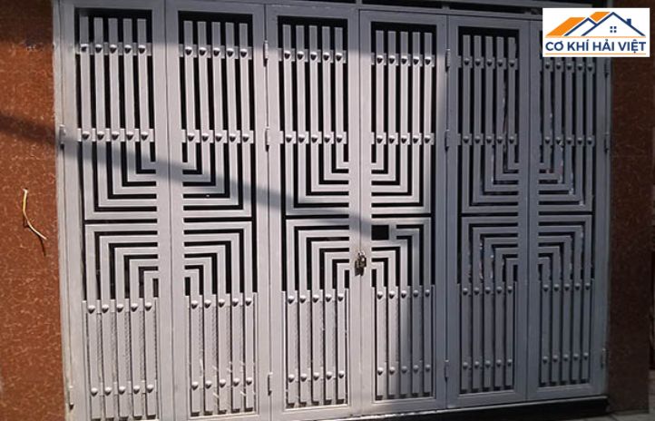Mẫu cửa lùa sắt 2 cánh sơn tĩnh điện màu ghi cho nhà phố