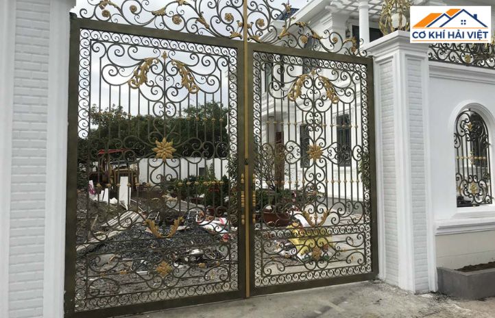 Cửa lùa sắt nghệ thuật có hoa văn CNC độc đáo