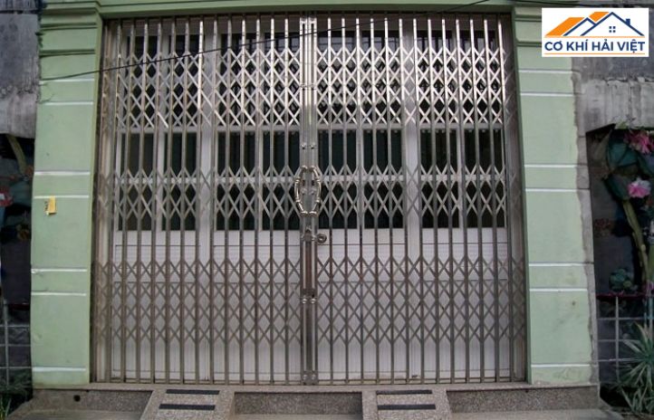 Mẫu cửa sắt kéo không lá truyền thống, cho phép nhìn xuyên qua, phù hợp cho các cửa hàng cần trưng bày sản phẩm