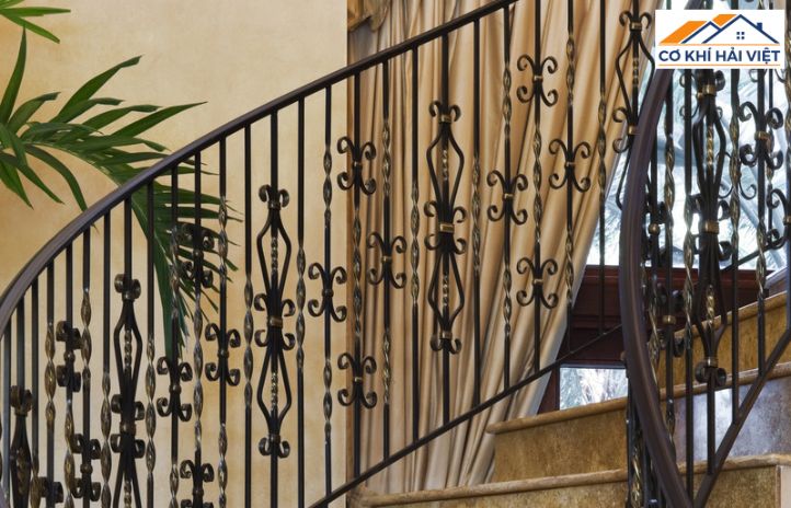 Lan can cầu thang sắt nghệ thuật sang trọng cho không gian biệt thự tân cổ điển