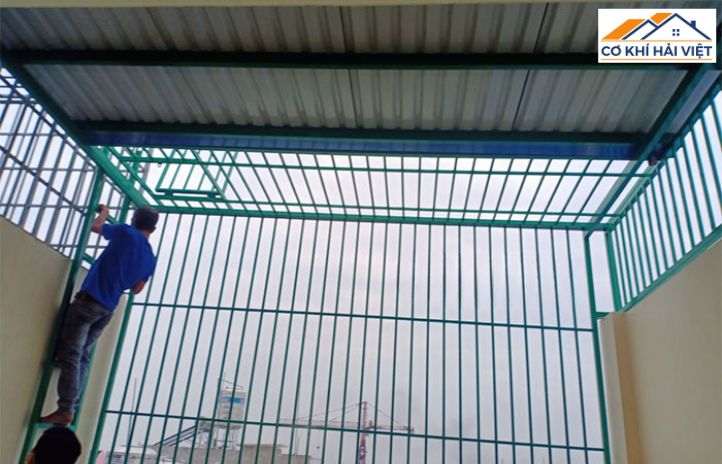 Thợ cơ khí đang hàn khung sắt cho mái tôn